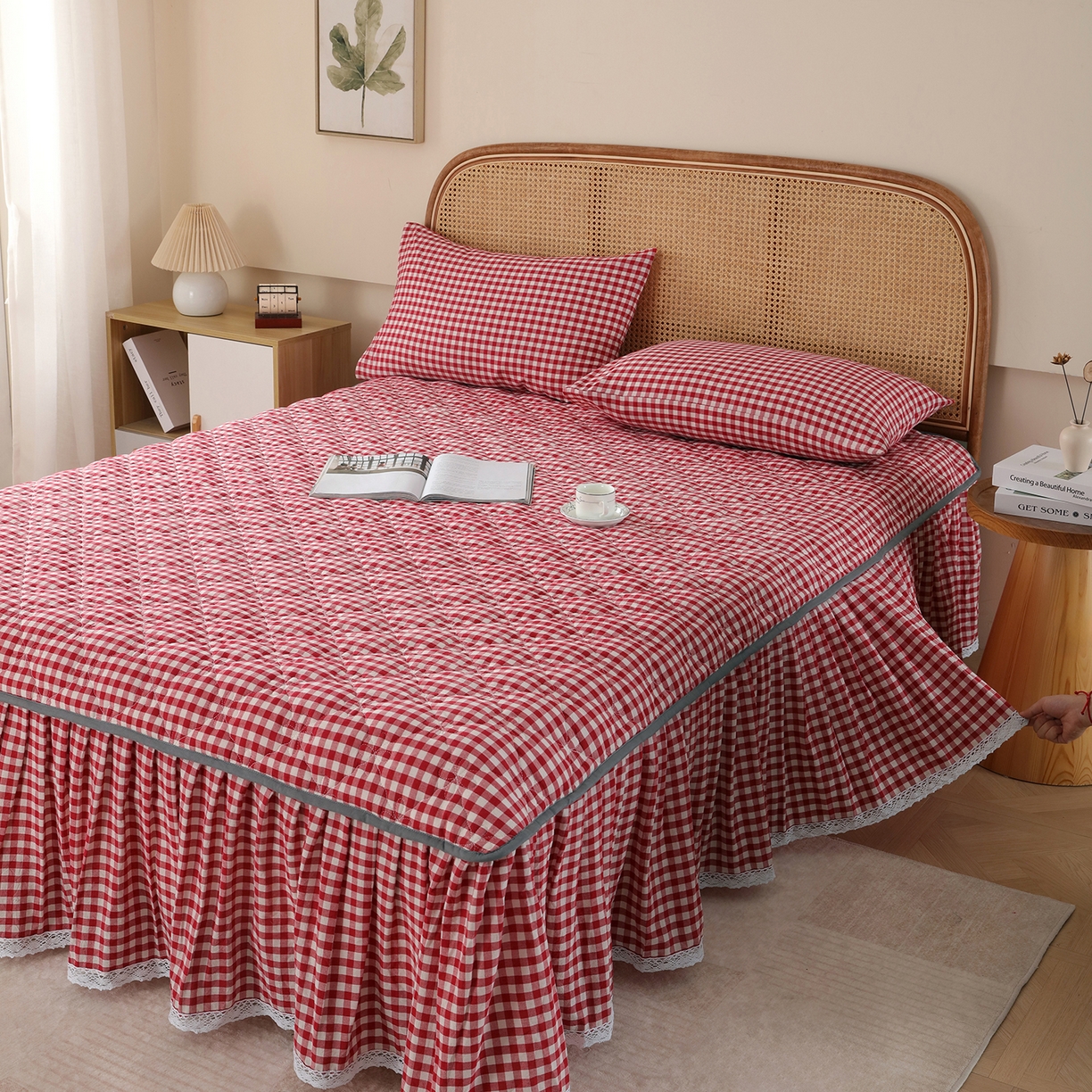 91家纺网 家纺一手货源 找家纺 益利多 2026新款全棉色织水洗棉夹棉绗缝床裙纯棉日式良品格子 红小格