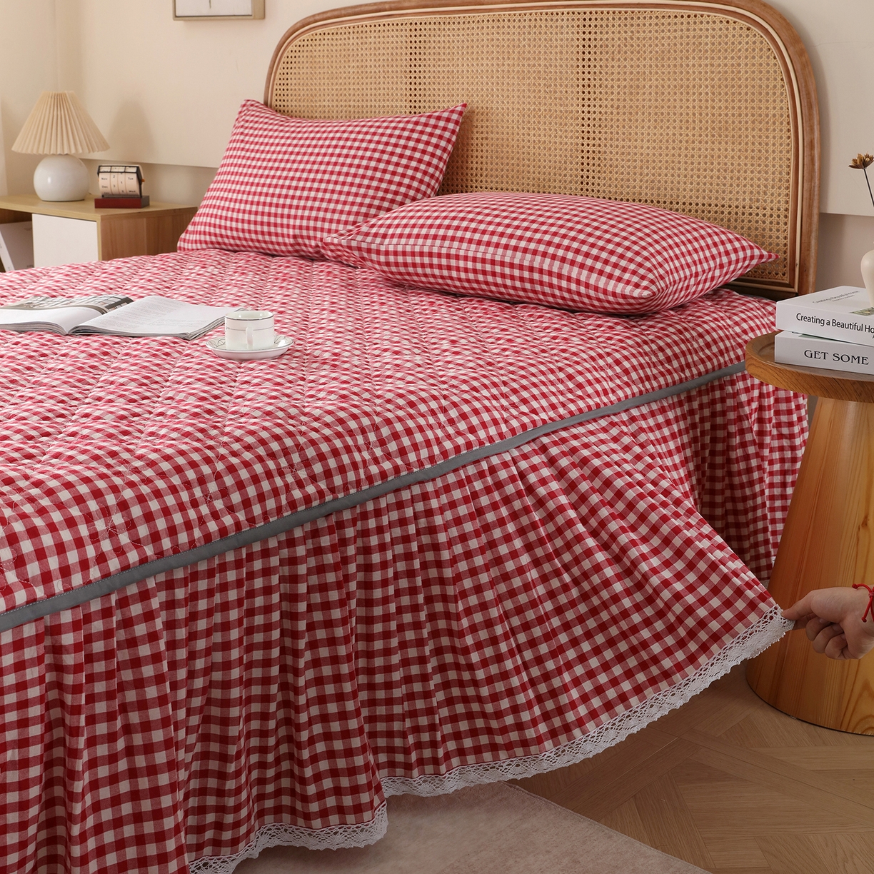 91家纺网 家纺一手货源 找家纺 益利多 2026新款全棉色织水洗棉夹棉绗缝床裙纯棉日式良品格子 红小格