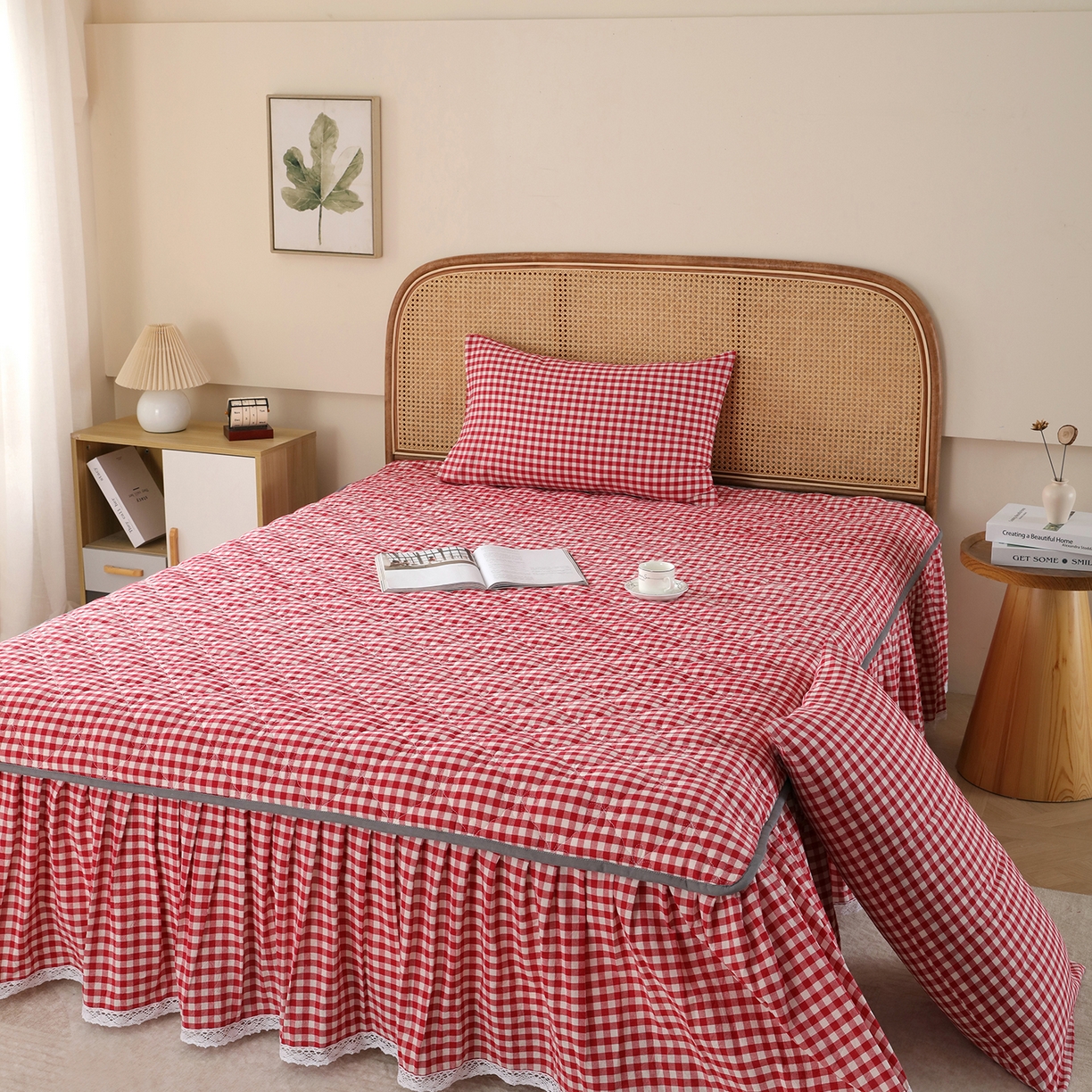 91家纺网 家纺一手货源 找家纺 益利多 2026新款全棉色织水洗棉夹棉绗缝床裙纯棉日式良品格子 红小格