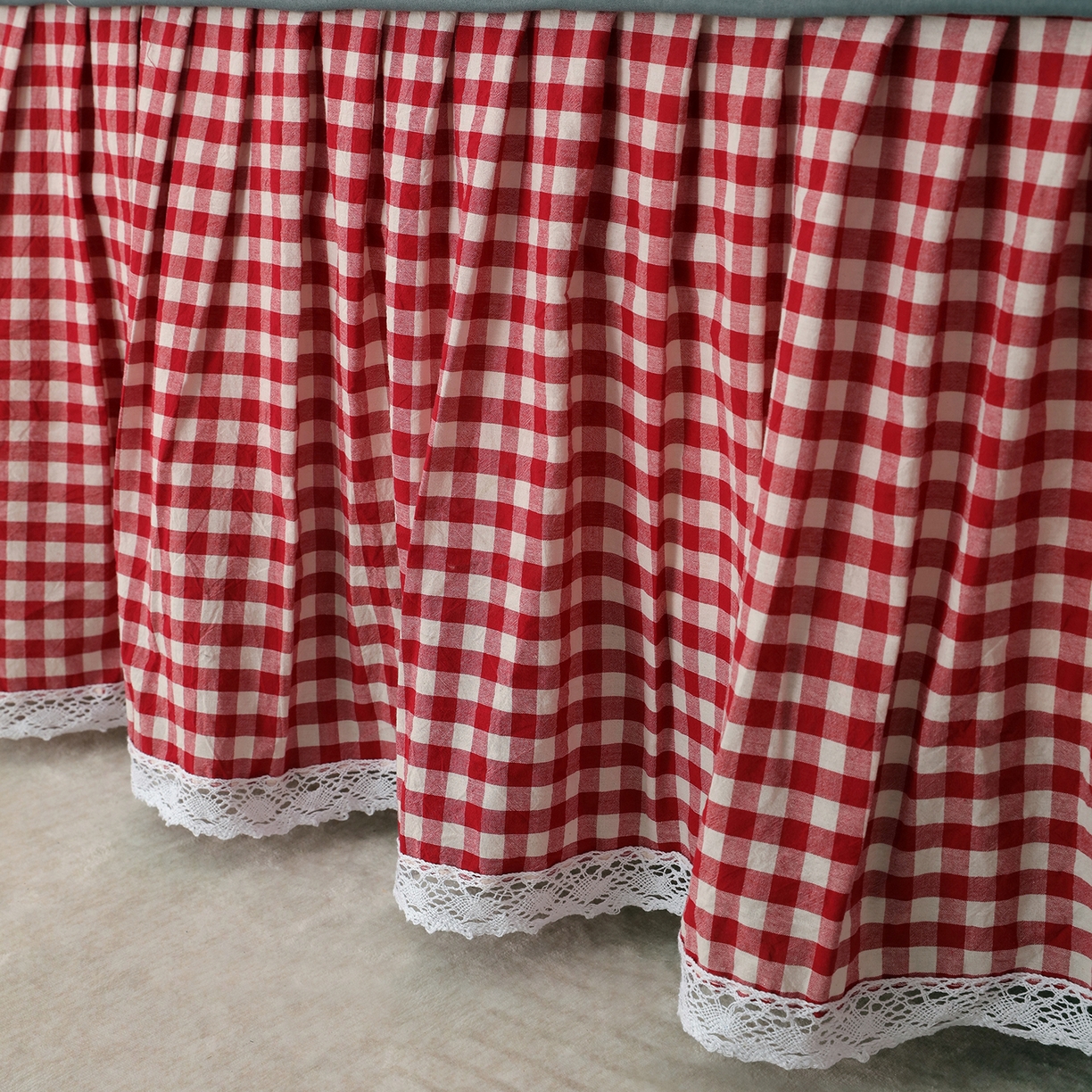 91家纺网 家纺一手货源 找家纺 益利多 2026新款全棉色织水洗棉夹棉绗缝床裙纯棉日式良品格子 红小格