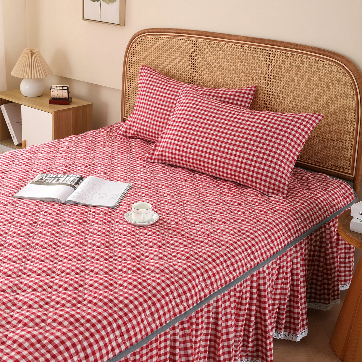 91家纺网 家纺一手货源 找家纺 益利多 2026新款全棉色织水洗棉夹棉绗缝床裙纯棉日式良品格子 红小格