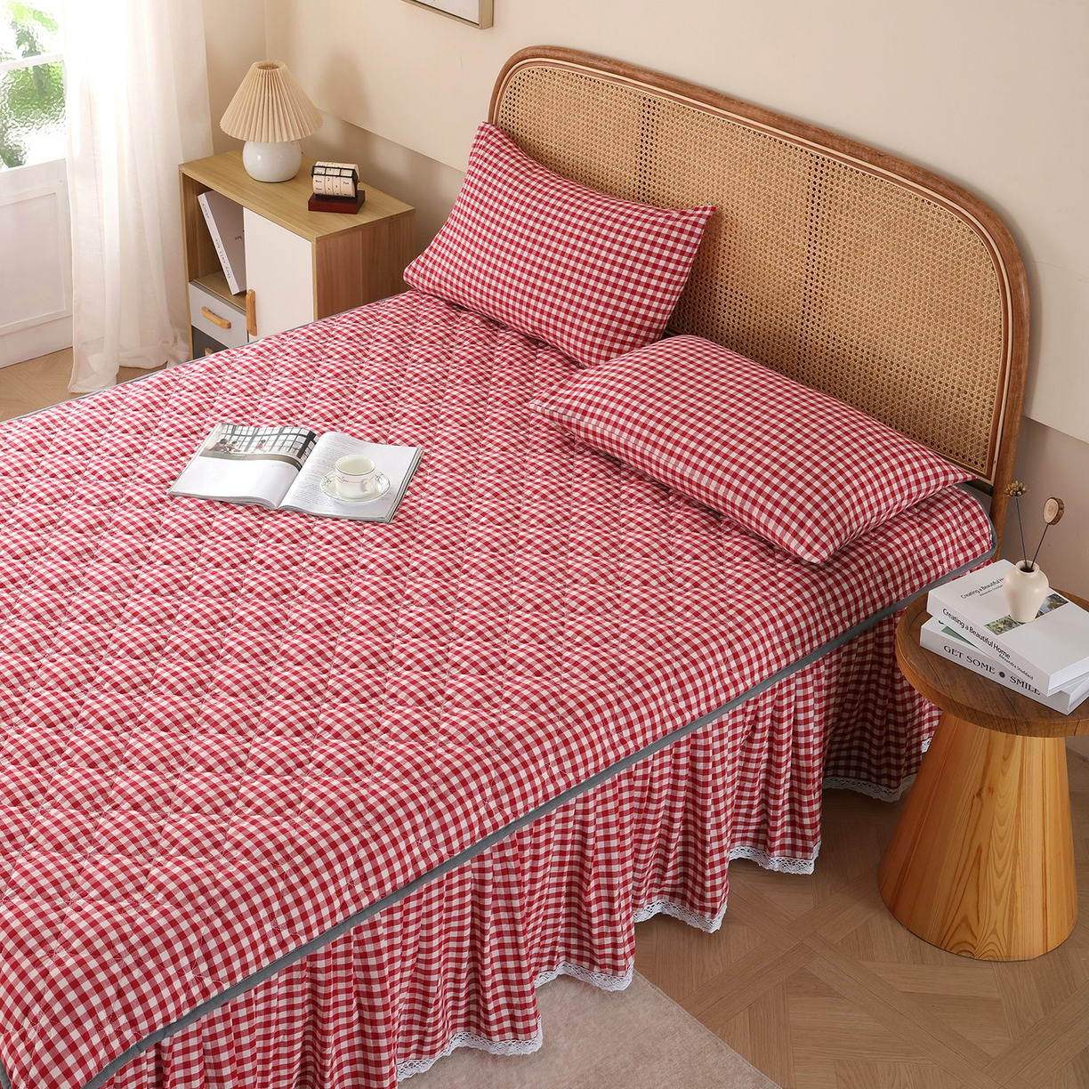 91家纺网 家纺一手货源 找家纺 益利多 2026新款全棉色织水洗棉夹棉绗缝床裙纯棉日式良品格子 红小格