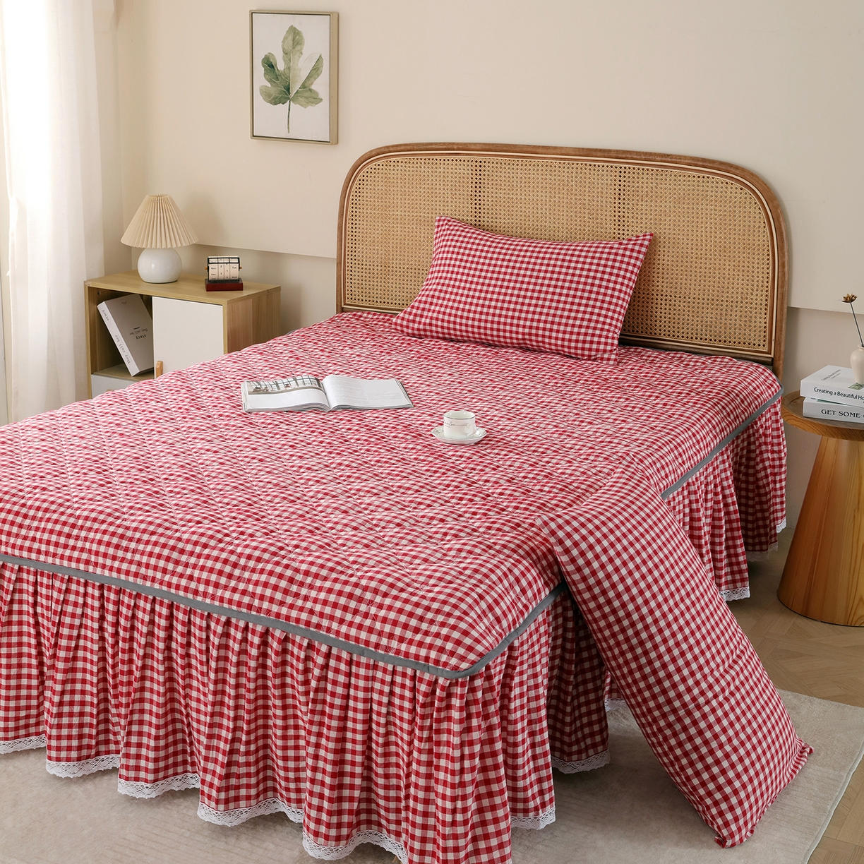 91家纺网 家纺一手货源 找家纺 益利多 2026新款全棉色织水洗棉夹棉绗缝床裙纯棉日式良品格子 红小格