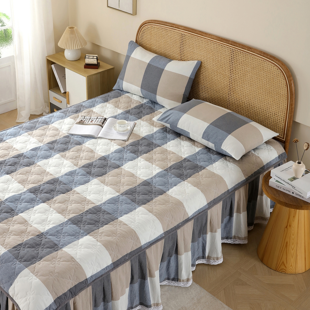 91家纺网 家纺一手货源 找家纺 益利多 2026新款全棉色织水洗棉夹棉绗缝床裙纯棉日式良品格子 蓝大格