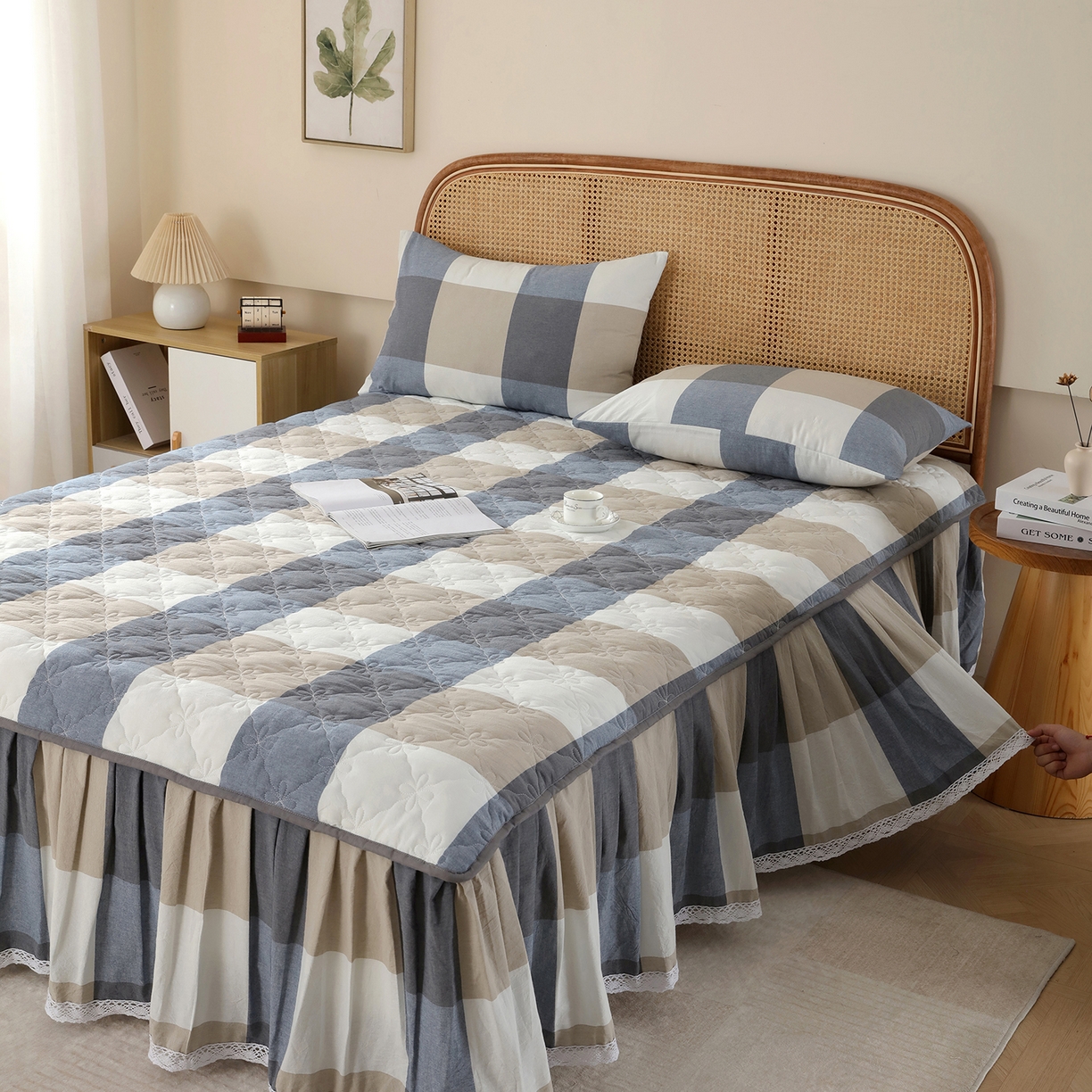 91家纺网 家纺一手货源 找家纺 益利多 2026新款全棉色织水洗棉夹棉绗缝床裙纯棉日式良品格子 蓝大格