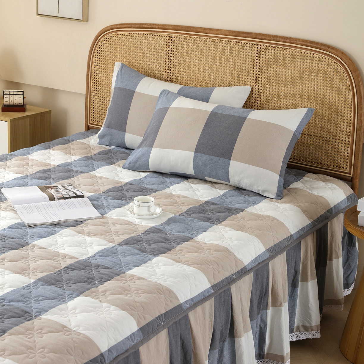 91家纺网 家纺一手货源 找家纺 益利多 2026新款全棉色织水洗棉夹棉绗缝床裙纯棉日式良品格子 蓝大格