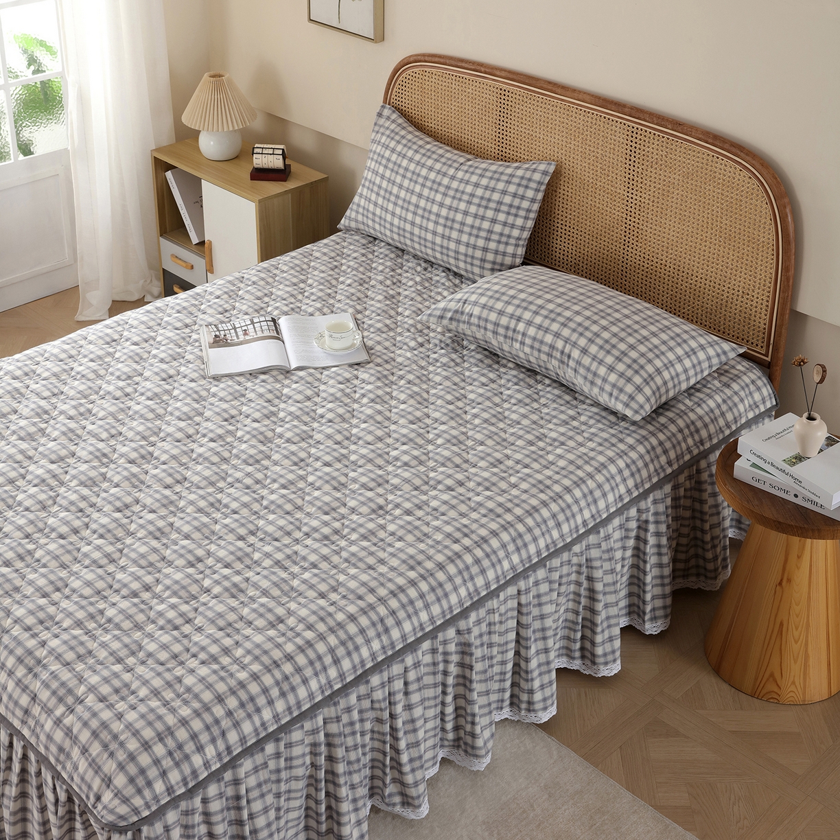 91家纺网 家纺一手货源 找家纺 益利多 2026新款全棉色织水洗棉夹棉绗缝床裙纯棉日式良品格子 尚彩灰