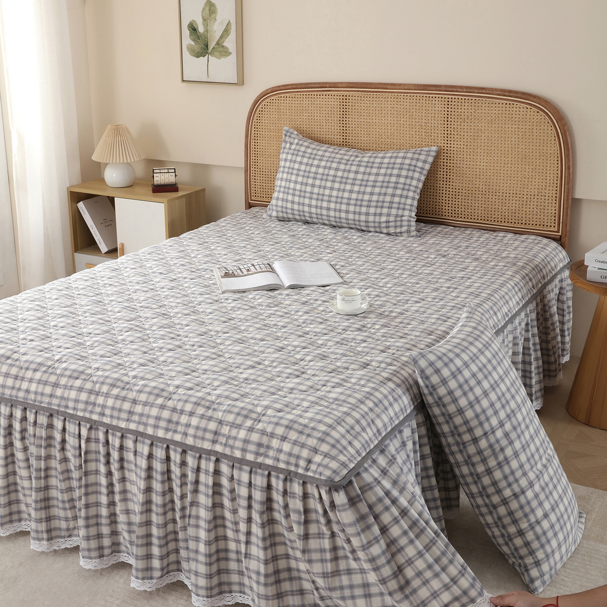 91家纺网 家纺一手货源 找家纺 益利多 2026新款全棉色织水洗棉夹棉绗缝床裙纯棉日式良品格子 尚彩灰