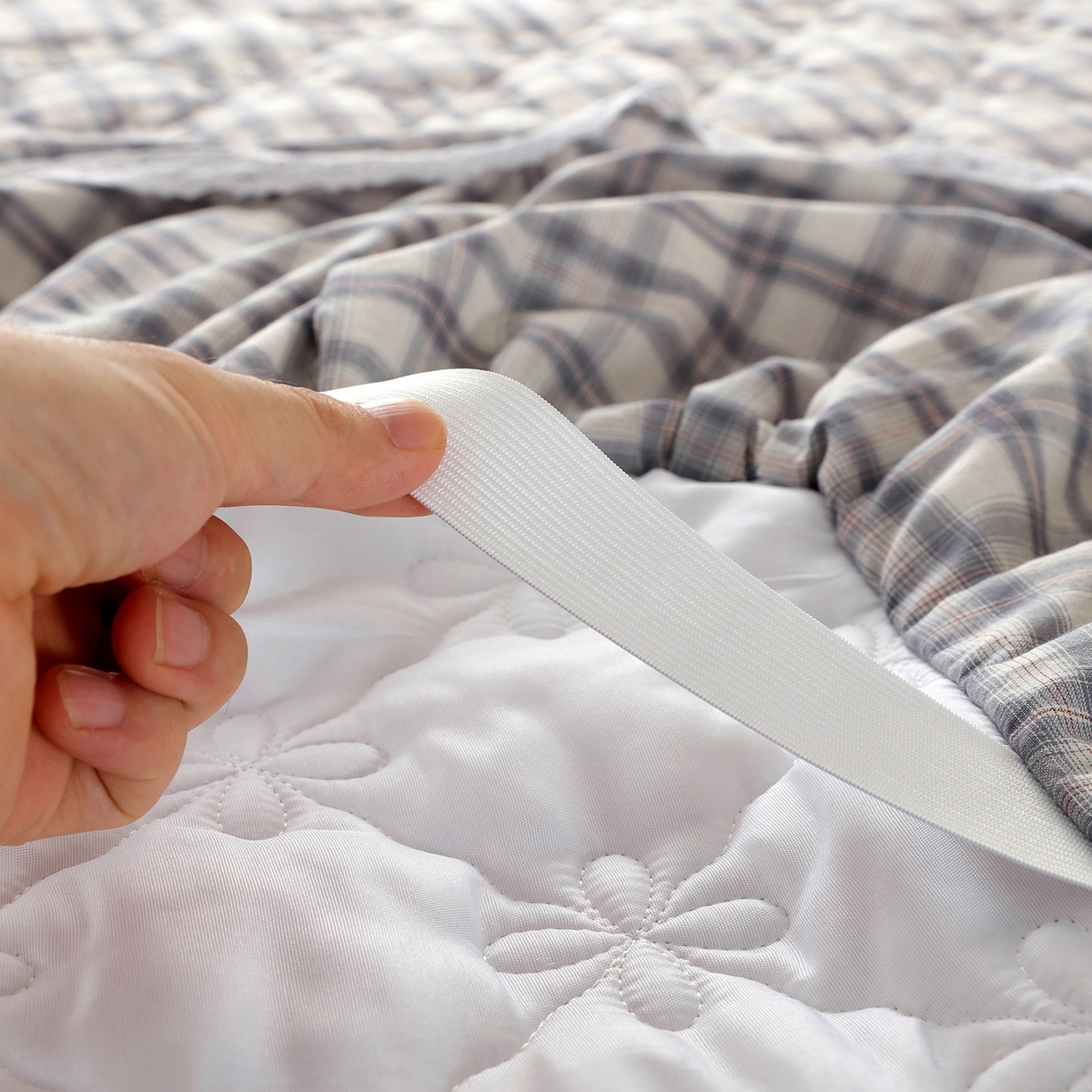 91家纺网 家纺一手货源 找家纺 益利多 2026新款全棉色织水洗棉夹棉绗缝床裙纯棉日式良品格子 尚彩灰