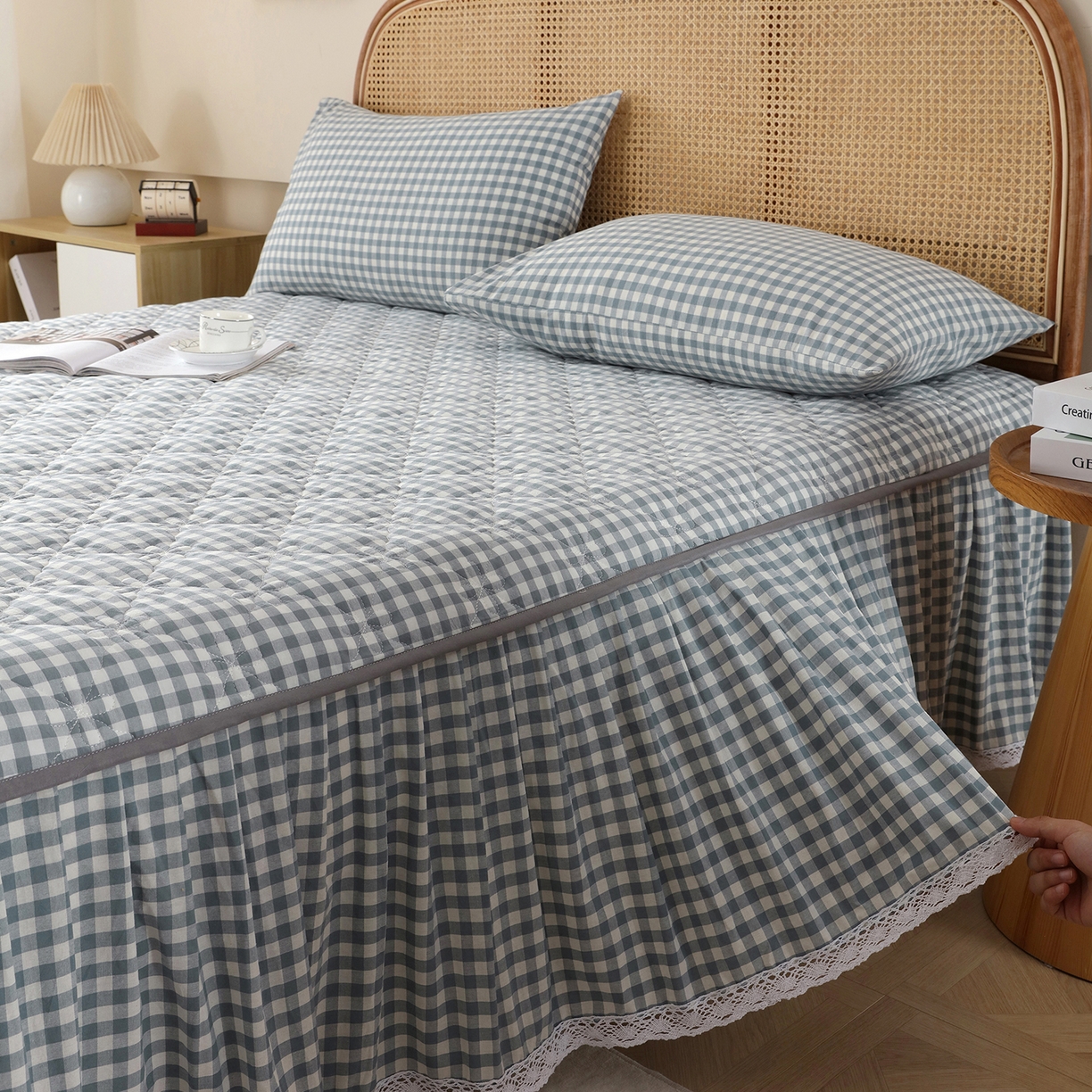 91家纺网 家纺一手货源 找家纺 益利多 2026新款全棉色织水洗棉夹棉绗缝床裙纯棉日式良品格子 水蓝小格