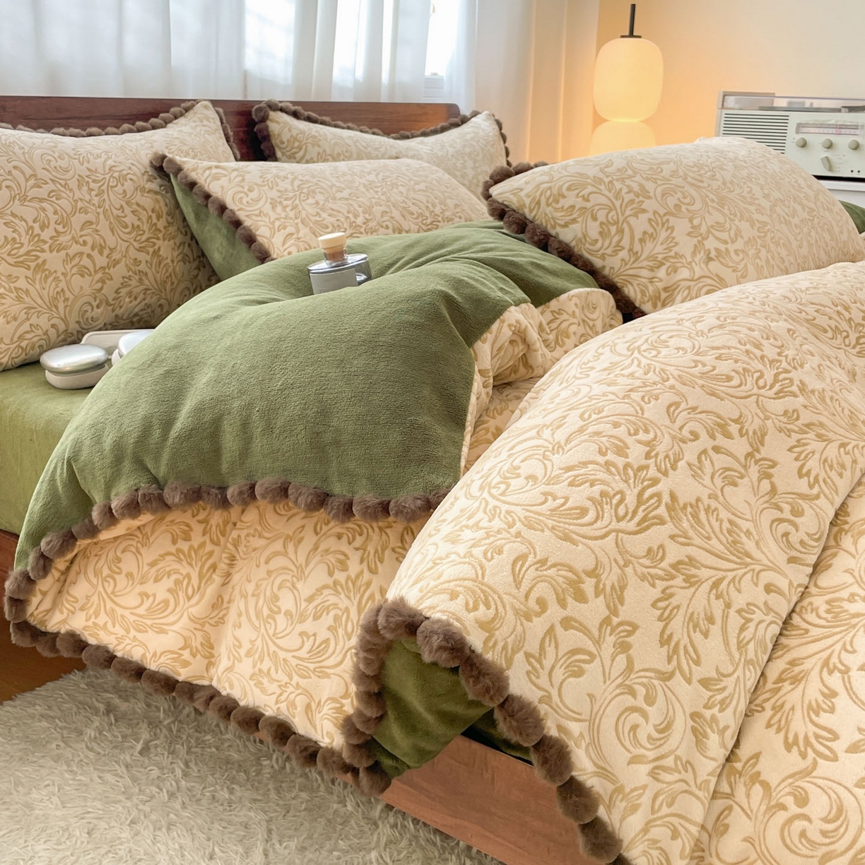 91家纺网 家纺一手货源 找家纺 （总）羚羊语家纺 2025新款230克全消光雕花绒牛奶绒兔毛球四件套轻奢风立体着色烂花牛奶绒提花加厚保暖床单床笠三件套