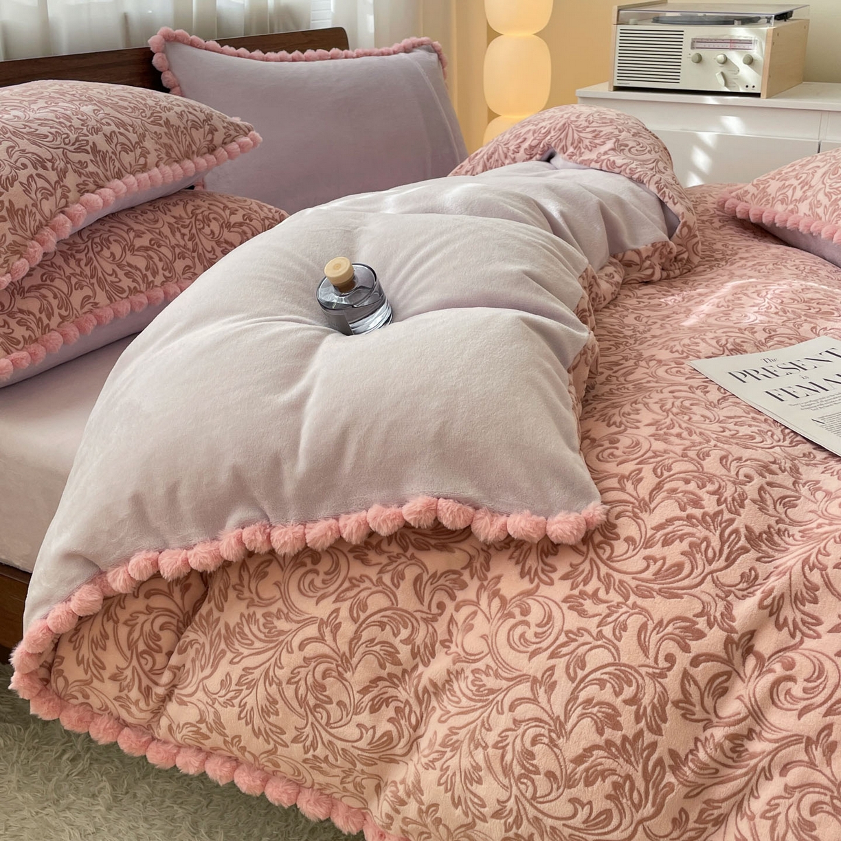 91家纺网 家纺一手货源 找家纺 羚羊语家纺 2025新款230克全消光雕花绒牛奶绒兔毛球四件套轻奢风立体着色烂花牛奶绒提花加厚保暖床单床笠三件套 蜜绒绒-香雪粉