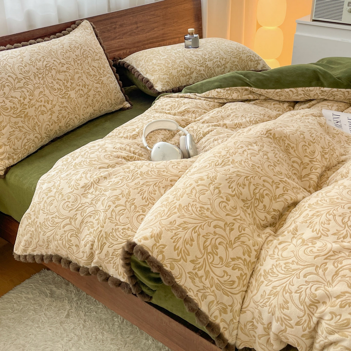 91家纺网 家纺一手货源 找家纺 （总）羚羊语家纺 2025新款230克全消光雕花绒牛奶绒兔毛球四件套轻奢风立体着色烂花牛奶绒提花加厚保暖床单床笠三件套