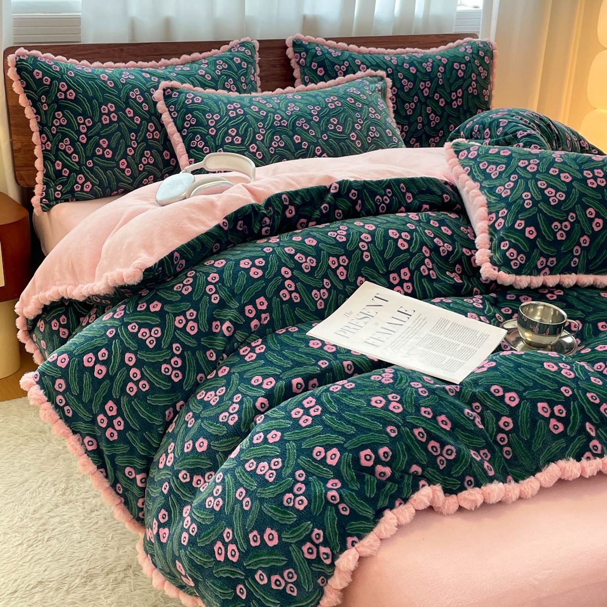 91家纺网 家纺一手货源 找家纺 羚羊语家纺 2025新款230克全消光雕花绒牛奶绒兔毛球四件套轻奢风立体着色烂花牛奶绒提花加厚保暖床单床笠三件套 蜜绒绒-月华韵