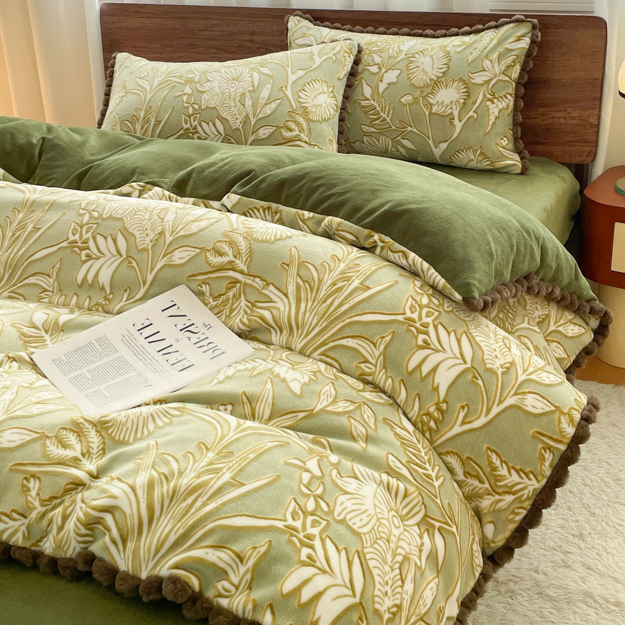 91家纺网 家纺一手货源 找家纺 羚羊语家纺 2025新款230克全消光雕花绒牛奶绒兔毛球四件套轻奢风立体着色烂花牛奶绒提花加厚保暖床单床笠三件套 蜜绒绒-山岚色