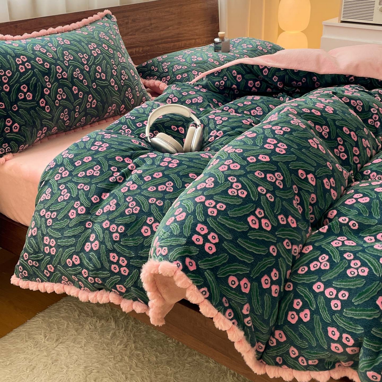 91家纺网 家纺一手货源 找家纺 羚羊语家纺 2025新款230克全消光雕花绒牛奶绒兔毛球四件套轻奢风立体着色烂花牛奶绒提花加厚保暖床单床笠三件套 蜜绒绒-月华韵