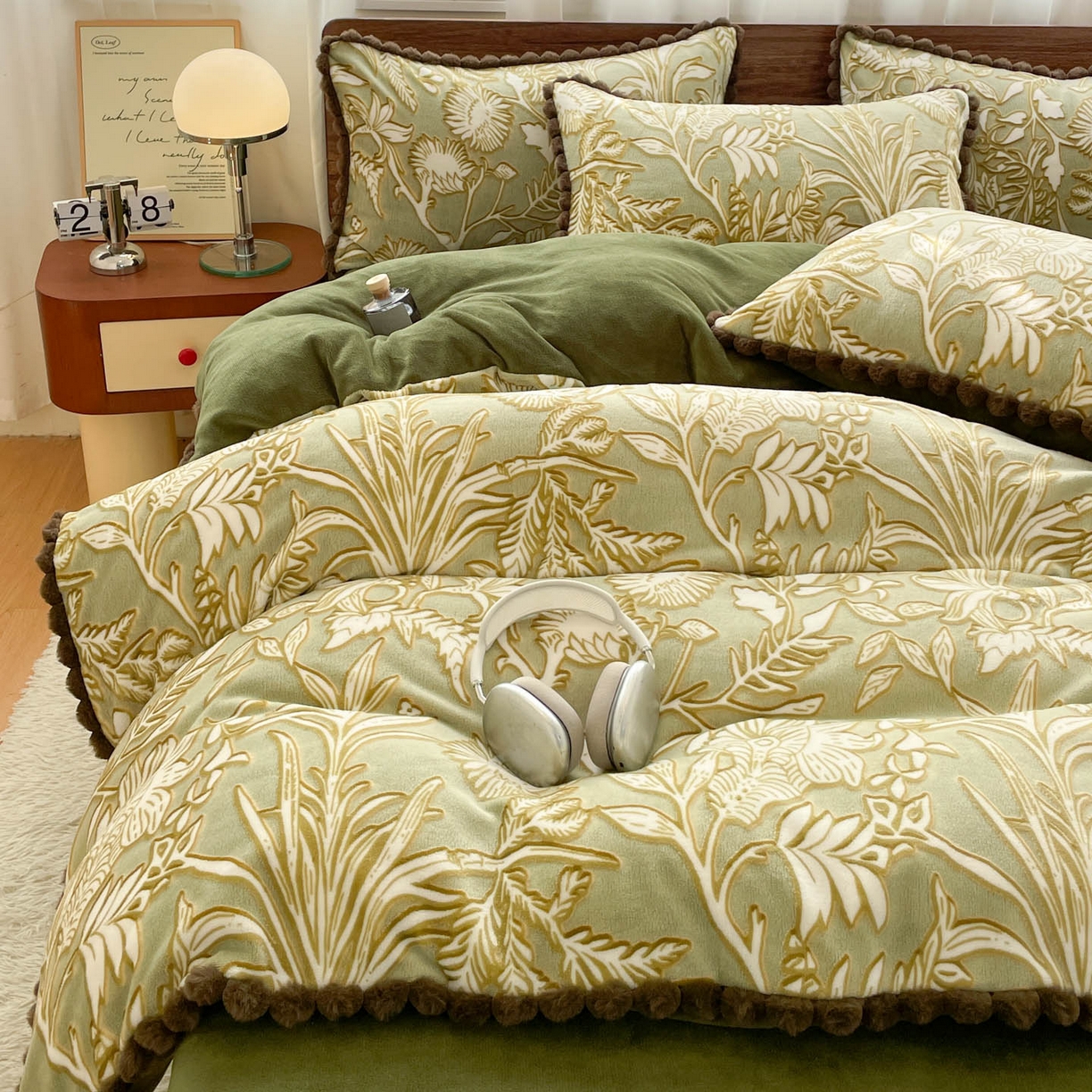 91家纺网 家纺一手货源 找家纺 羚羊语家纺 2025新款230克全消光雕花绒牛奶绒兔毛球四件套轻奢风立体着色烂花牛奶绒提花加厚保暖床单床笠三件套 蜜绒绒-山岚色