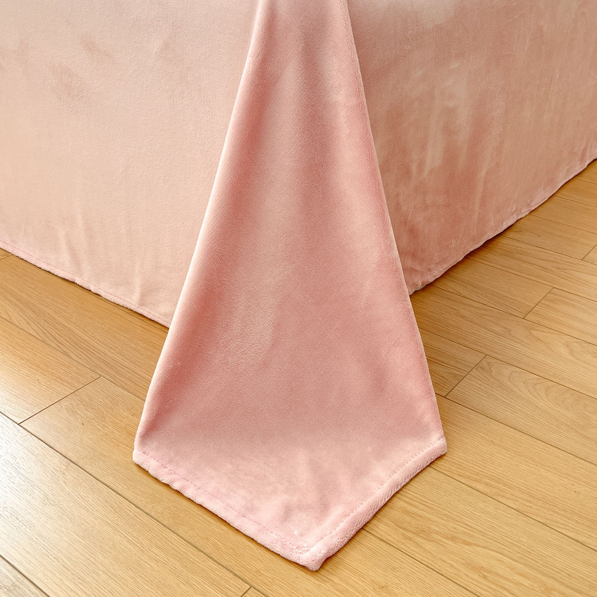 91家纺网 家纺一手货源 找家纺 羚羊语家纺 2025新款230克全消光雕花绒牛奶绒兔毛球四件套轻奢风立体着色烂花牛奶绒提花加厚保暖床单床笠三件套 蜜绒绒-月华韵