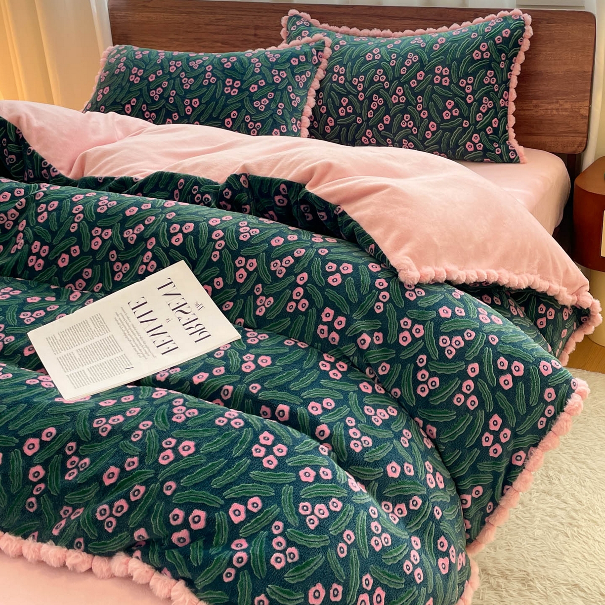 91家纺网 家纺一手货源 找家纺 羚羊语家纺 2025新款230克全消光雕花绒牛奶绒兔毛球四件套轻奢风立体着色烂花牛奶绒提花加厚保暖床单床笠三件套 蜜绒绒-月华韵