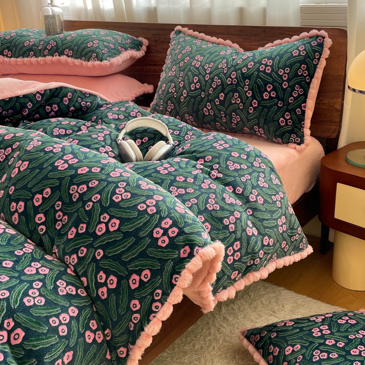 91家纺网 家纺一手货源 找家纺 羚羊语家纺 2025新款230克全消光雕花绒牛奶绒兔毛球四件套轻奢风立体着色烂花牛奶绒提花加厚保暖床单床笠三件套 蜜绒绒-月华韵