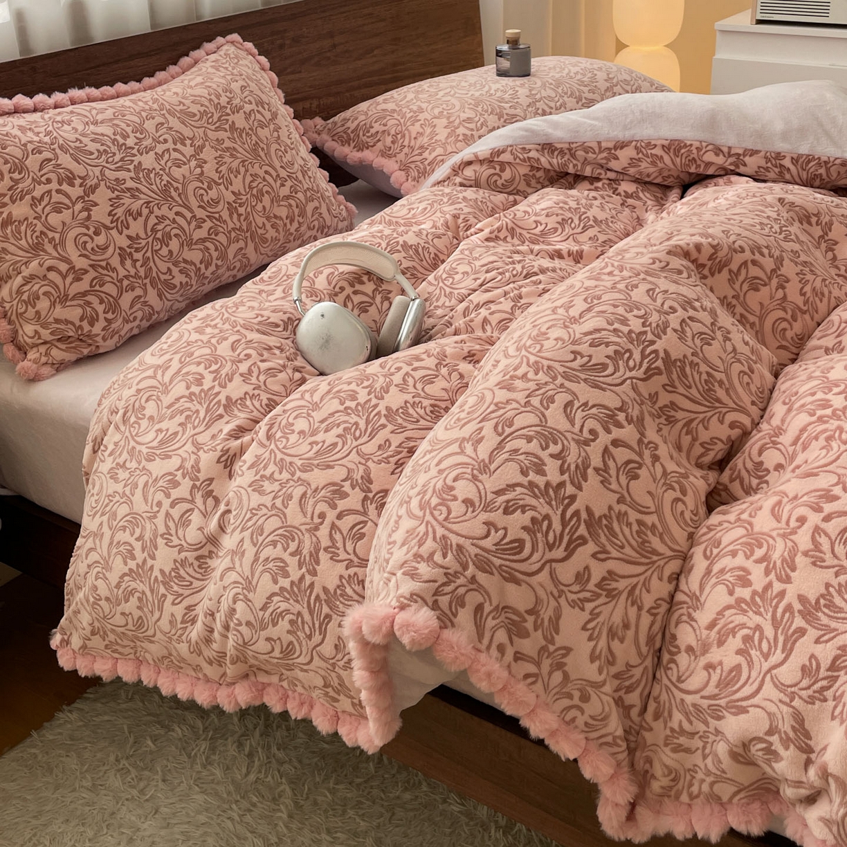 91家纺网 家纺一手货源 找家纺 羚羊语家纺 2025新款230克全消光雕花绒牛奶绒兔毛球四件套轻奢风立体着色烂花牛奶绒提花加厚保暖床单床笠三件套 蜜绒绒-香雪粉