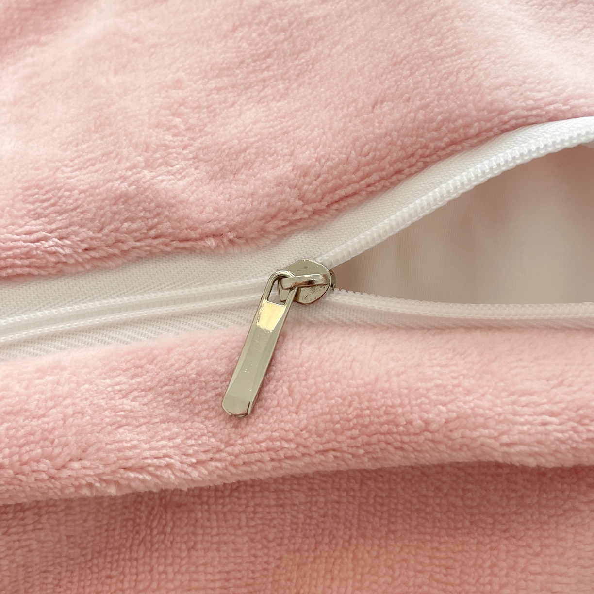 91家纺网 家纺一手货源 找家纺 羚羊语家纺 2025新款230克全消光雕花绒牛奶绒兔毛球四件套轻奢风立体着色烂花牛奶绒提花加厚保暖床单床笠三件套 蜜绒绒-月华韵