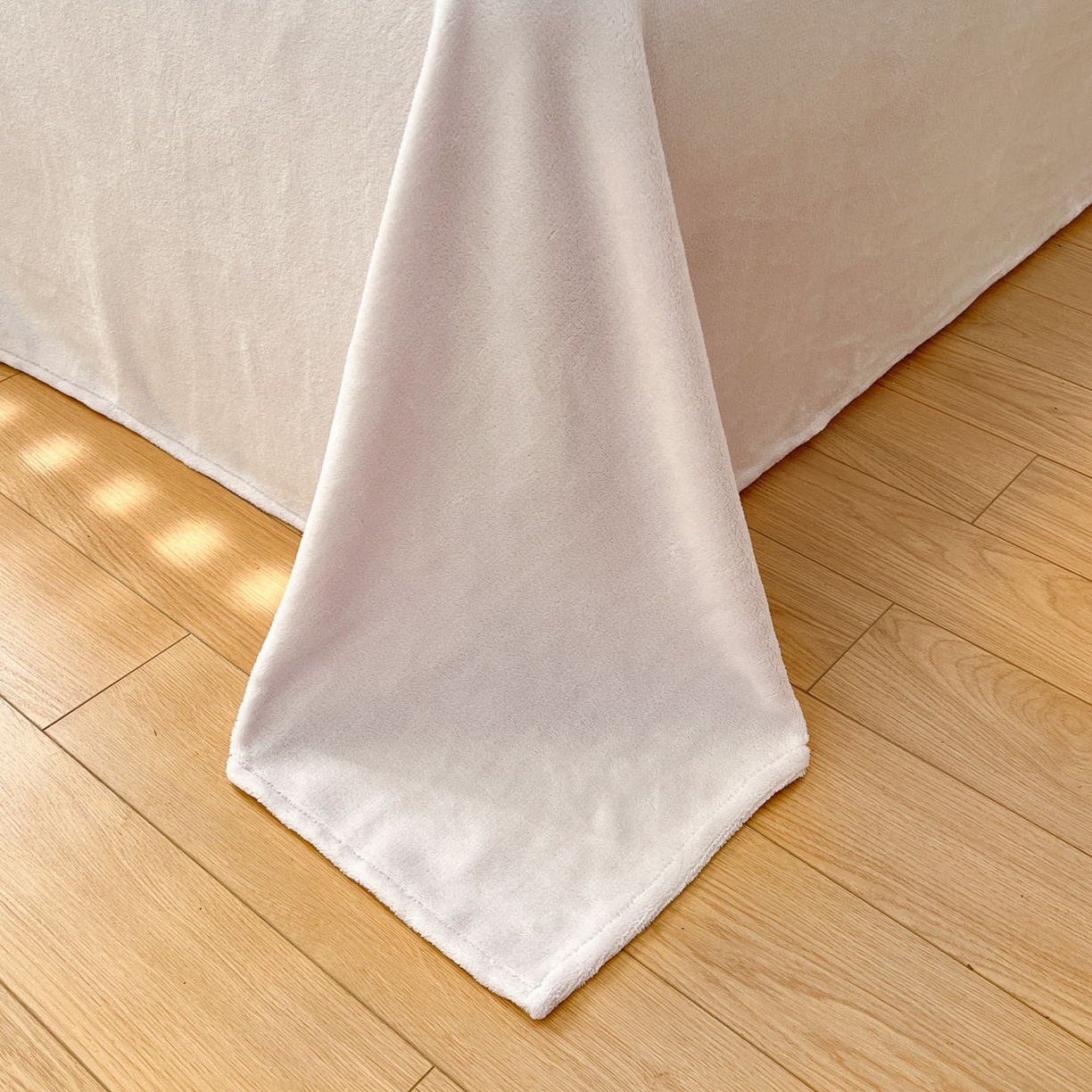 91家纺网 家纺一手货源 找家纺 羚羊语家纺 2025新款230克全消光雕花绒牛奶绒兔毛球四件套轻奢风立体着色烂花牛奶绒提花加厚保暖床单床笠三件套 蜜绒绒-香雪粉