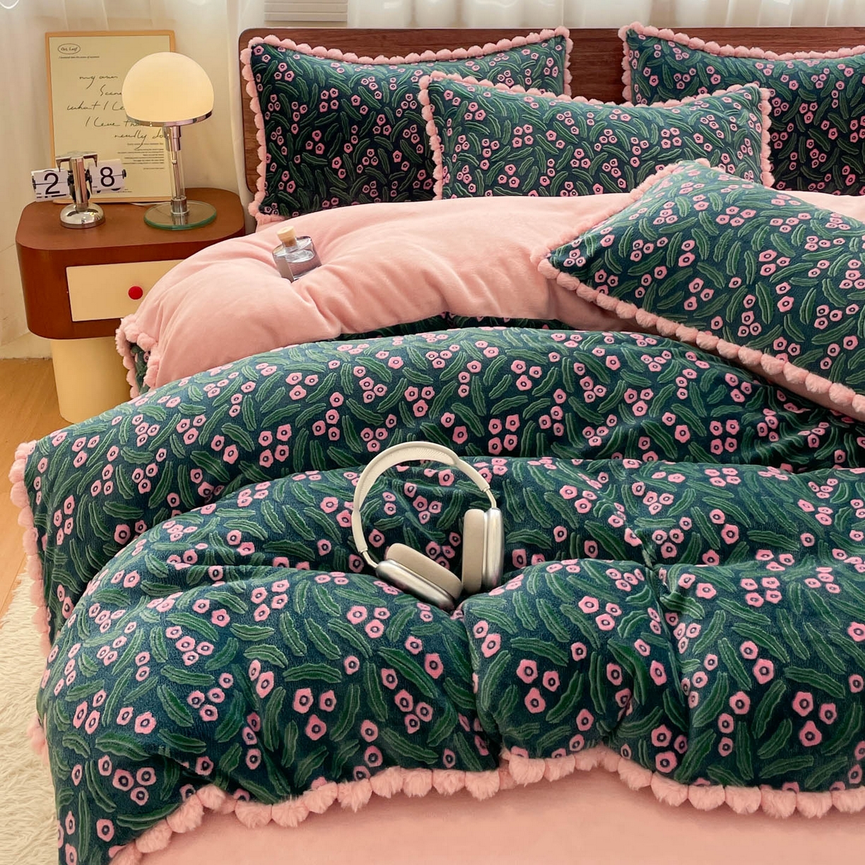 91家纺网 家纺一手货源 找家纺 羚羊语家纺 2025新款230克全消光雕花绒牛奶绒兔毛球四件套轻奢风立体着色烂花牛奶绒提花加厚保暖床单床笠三件套 蜜绒绒-月华韵