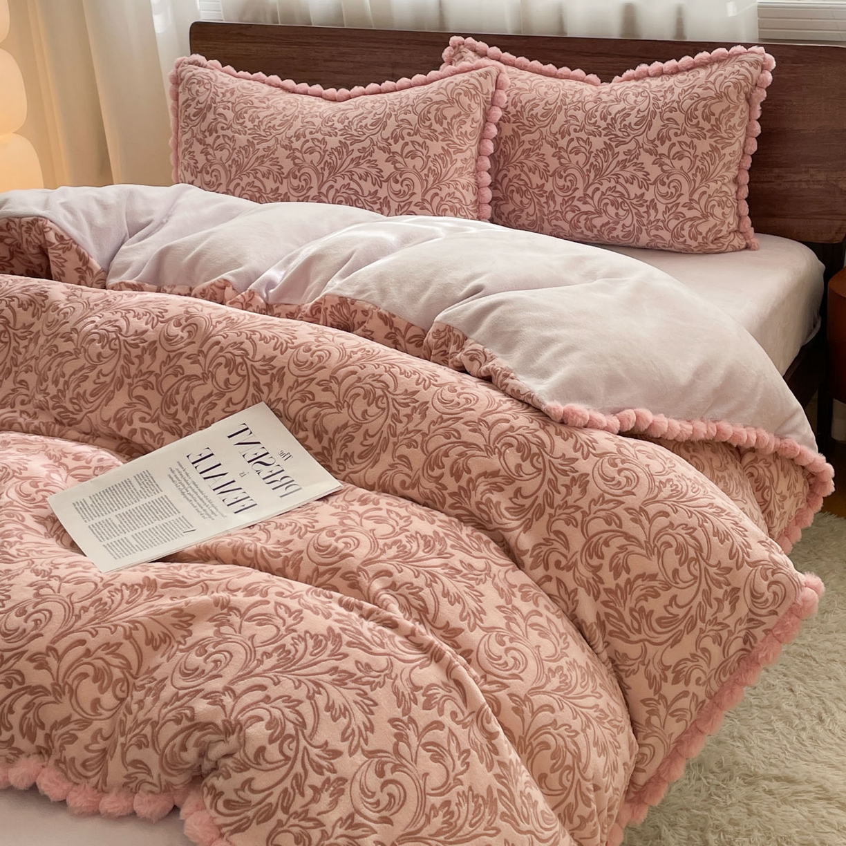 91家纺网 家纺一手货源 找家纺 羚羊语家纺 2025新款230克全消光雕花绒牛奶绒兔毛球四件套轻奢风立体着色烂花牛奶绒提花加厚保暖床单床笠三件套 蜜绒绒-香雪粉