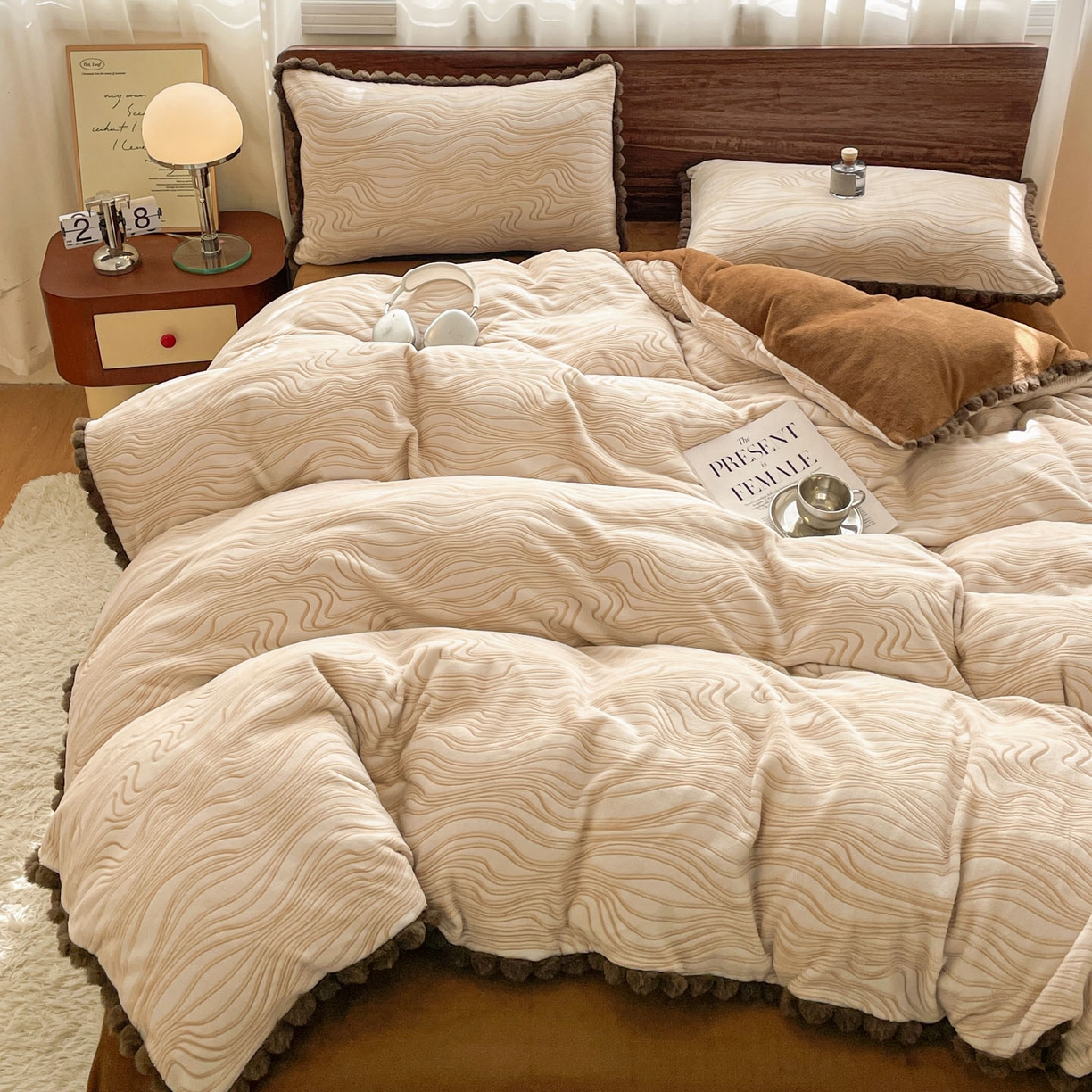 91家纺网 家纺一手货源 找家纺 （总）羚羊语家纺 2025新款230克全消光雕花绒牛奶绒兔毛球四件套轻奢风立体着色烂花牛奶绒提花加厚保暖床单床笠三件套