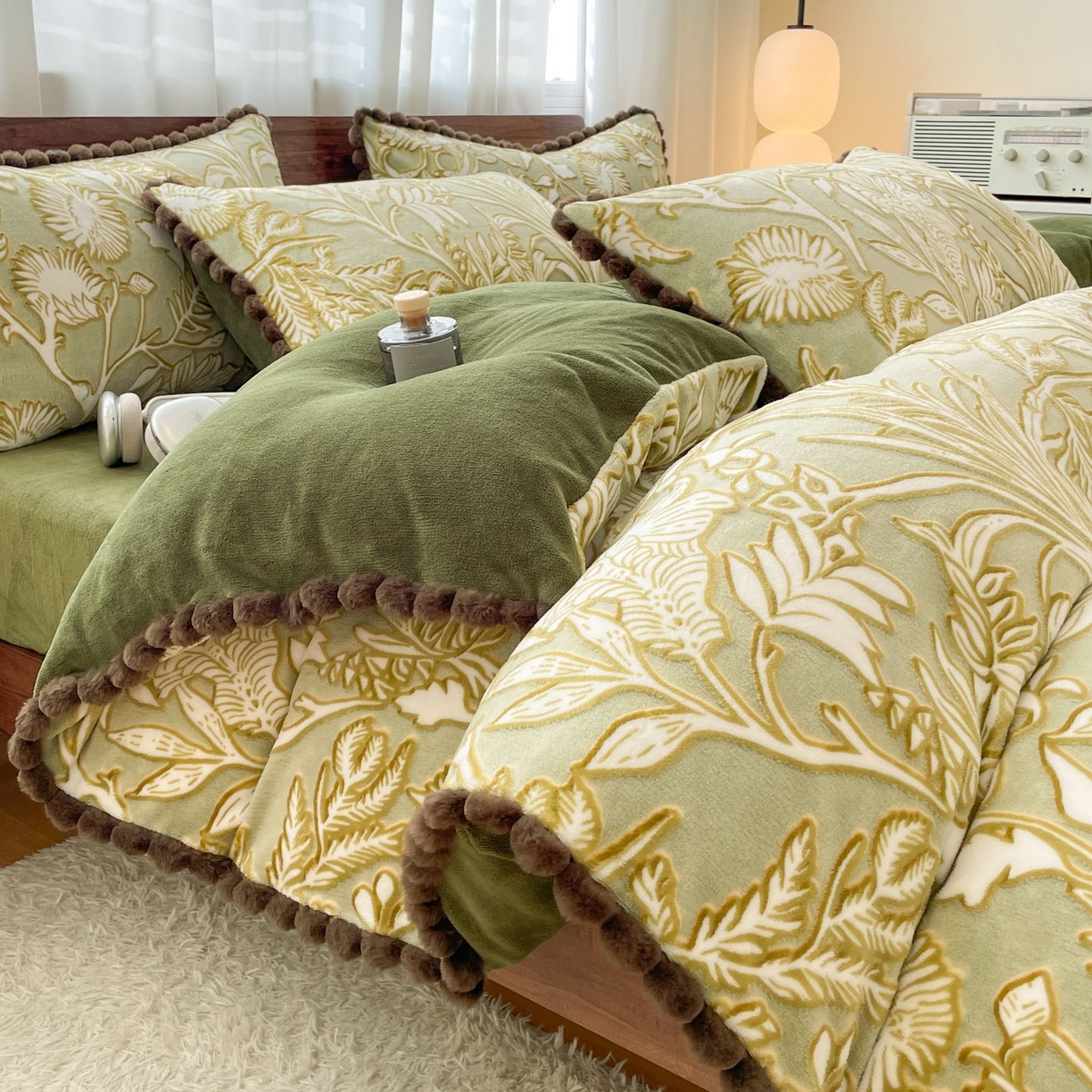 91家纺网 家纺一手货源 找家纺 羚羊语家纺 2025新款230克全消光雕花绒牛奶绒兔毛球四件套轻奢风立体着色烂花牛奶绒提花加厚保暖床单床笠三件套 蜜绒绒-山岚色