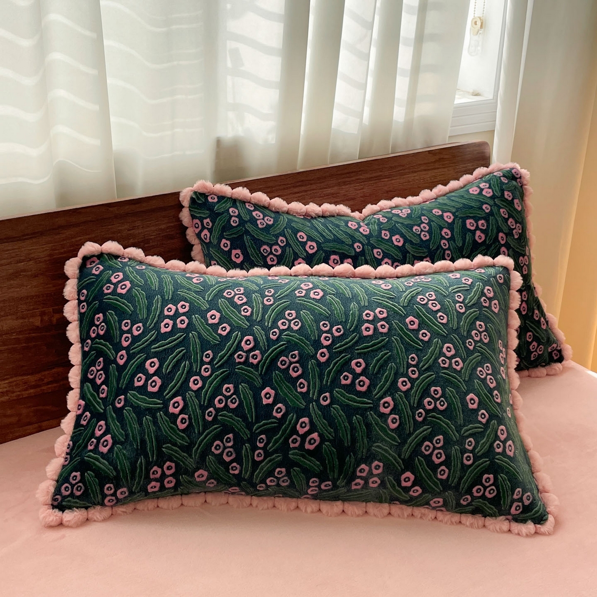 91家纺网 家纺一手货源 找家纺 羚羊语家纺 2025新款230克全消光雕花绒牛奶绒兔毛球四件套轻奢风立体着色烂花牛奶绒提花加厚保暖床单床笠三件套 蜜绒绒-月华韵