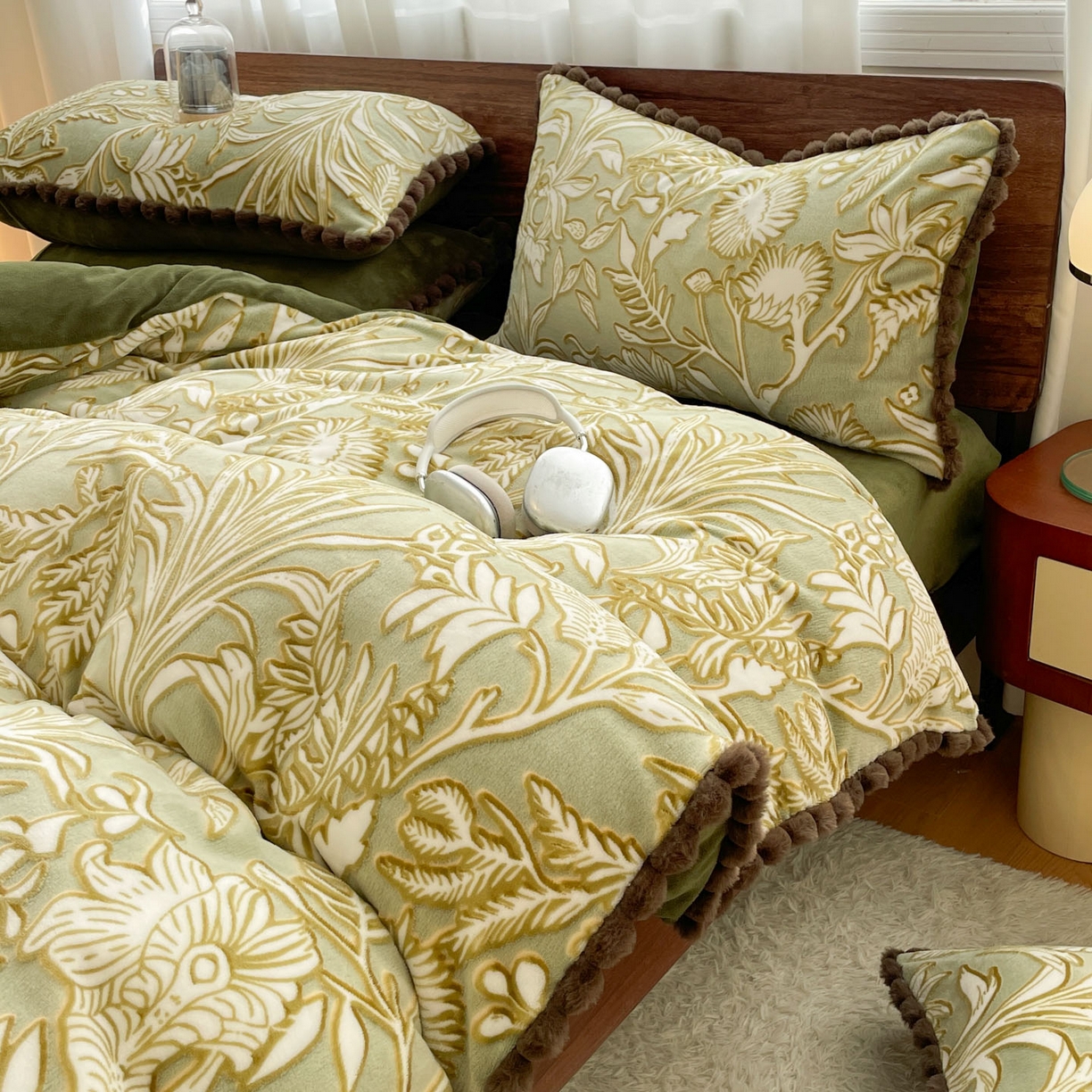 91家纺网 家纺一手货源 找家纺 羚羊语家纺 2025新款230克全消光雕花绒牛奶绒兔毛球四件套轻奢风立体着色烂花牛奶绒提花加厚保暖床单床笠三件套 蜜绒绒-山岚色