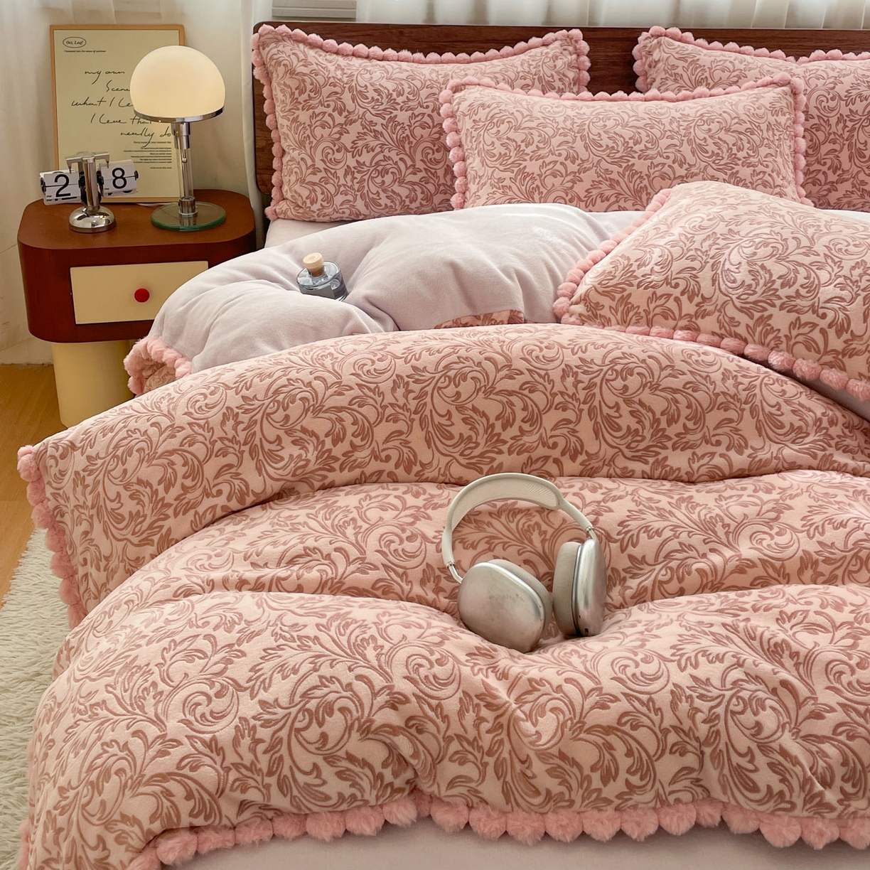 91家纺网 家纺一手货源 找家纺 羚羊语家纺 2025新款230克全消光雕花绒牛奶绒兔毛球四件套轻奢风立体着色烂花牛奶绒提花加厚保暖床单床笠三件套 蜜绒绒-香雪粉