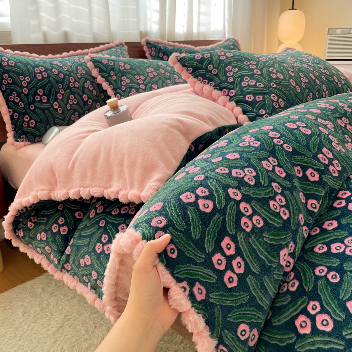 91家纺网 家纺一手货源 找家纺 羚羊语家纺 2025新款230克全消光雕花绒牛奶绒兔毛球四件套轻奢风立体着色烂花牛奶绒提花加厚保暖床单床笠三件套 蜜绒绒-月华韵