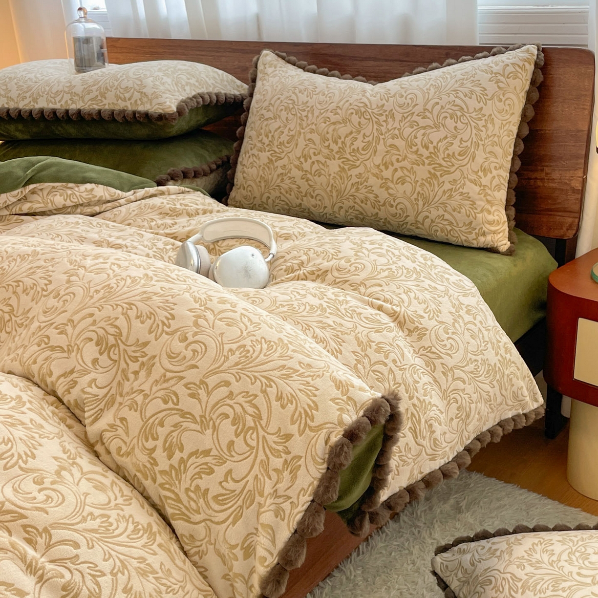 91家纺网 家纺一手货源 找家纺 （总）羚羊语家纺 2025新款230克全消光雕花绒牛奶绒兔毛球四件套轻奢风立体着色烂花牛奶绒提花加厚保暖床单床笠三件套