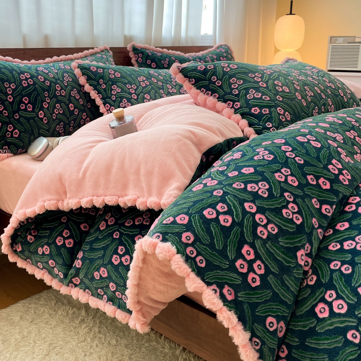 91家纺网 家纺一手货源 找家纺 羚羊语家纺 2025新款230克全消光雕花绒牛奶绒兔毛球四件套轻奢风立体着色烂花牛奶绒提花加厚保暖床单床笠三件套 蜜绒绒-月华韵