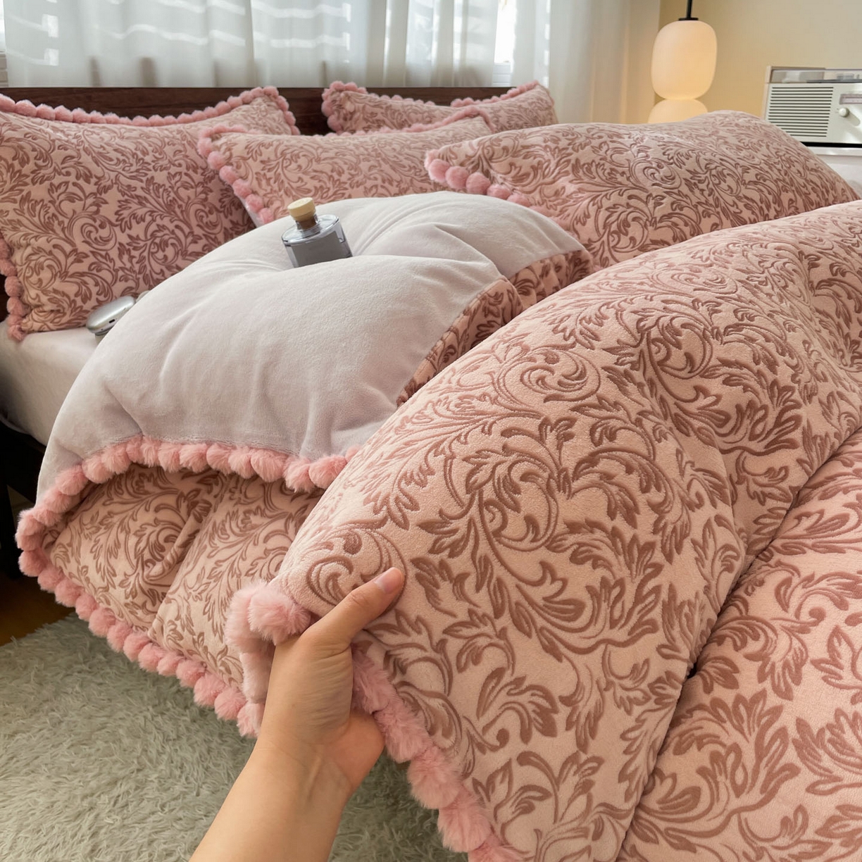 91家纺网 家纺一手货源 找家纺 羚羊语家纺 2025新款230克全消光雕花绒牛奶绒兔毛球四件套轻奢风立体着色烂花牛奶绒提花加厚保暖床单床笠三件套 蜜绒绒-香雪粉