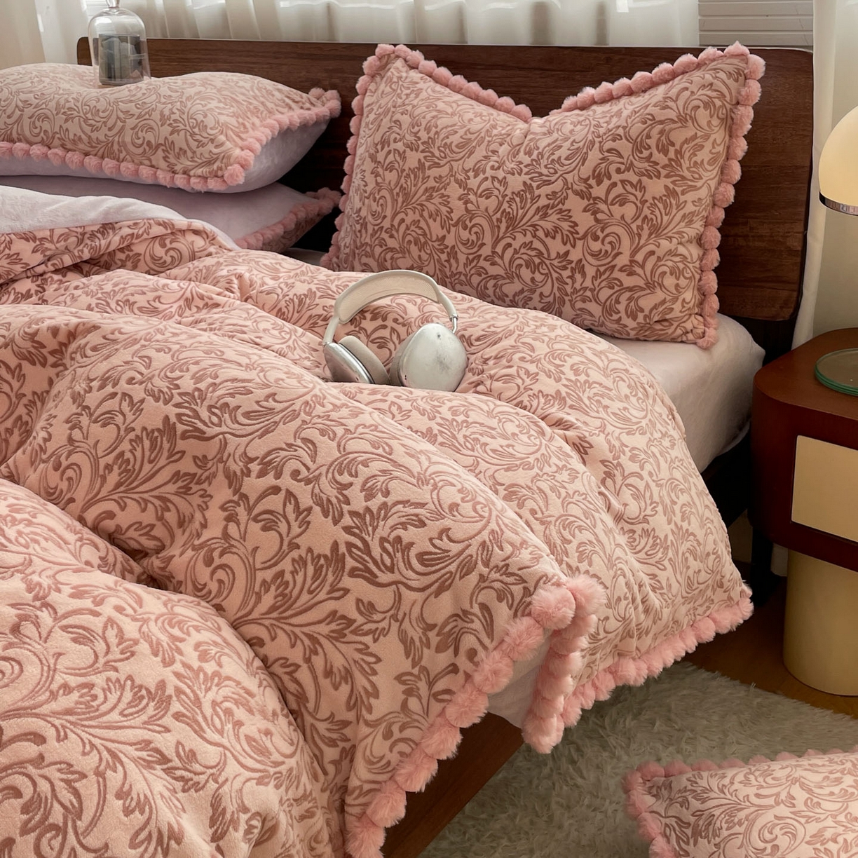 91家纺网 家纺一手货源 找家纺 羚羊语家纺 2025新款230克全消光雕花绒牛奶绒兔毛球四件套轻奢风立体着色烂花牛奶绒提花加厚保暖床单床笠三件套 蜜绒绒-香雪粉