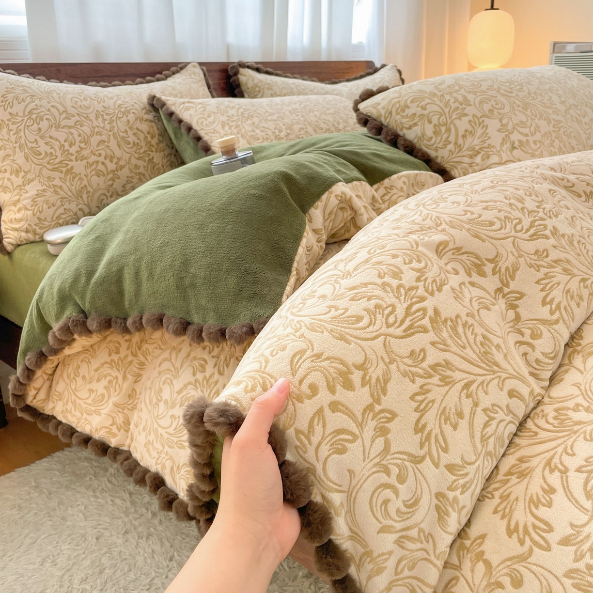 91家纺网 家纺一手货源 找家纺 （总）羚羊语家纺 2025新款230克全消光雕花绒牛奶绒兔毛球四件套轻奢风立体着色烂花牛奶绒提花加厚保暖床单床笠三件套