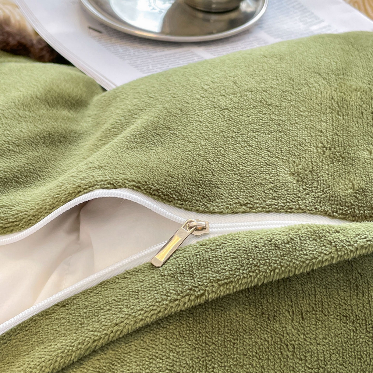 91家纺网 家纺一手货源 找家纺 （总）羚羊语家纺 2025新款230克全消光雕花绒牛奶绒兔毛球四件套轻奢风立体着色烂花牛奶绒提花加厚保暖床单床笠三件套