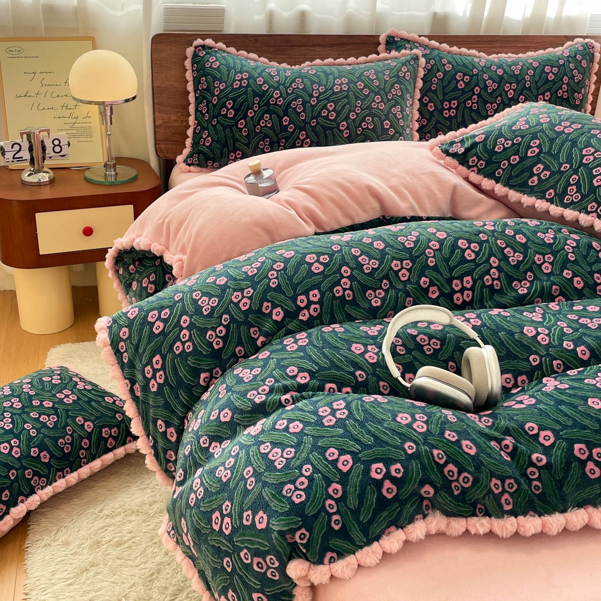 91家纺网 家纺一手货源 找家纺 羚羊语家纺 2025新款230克全消光雕花绒牛奶绒兔毛球四件套轻奢风立体着色烂花牛奶绒提花加厚保暖床单床笠三件套 蜜绒绒-月华韵