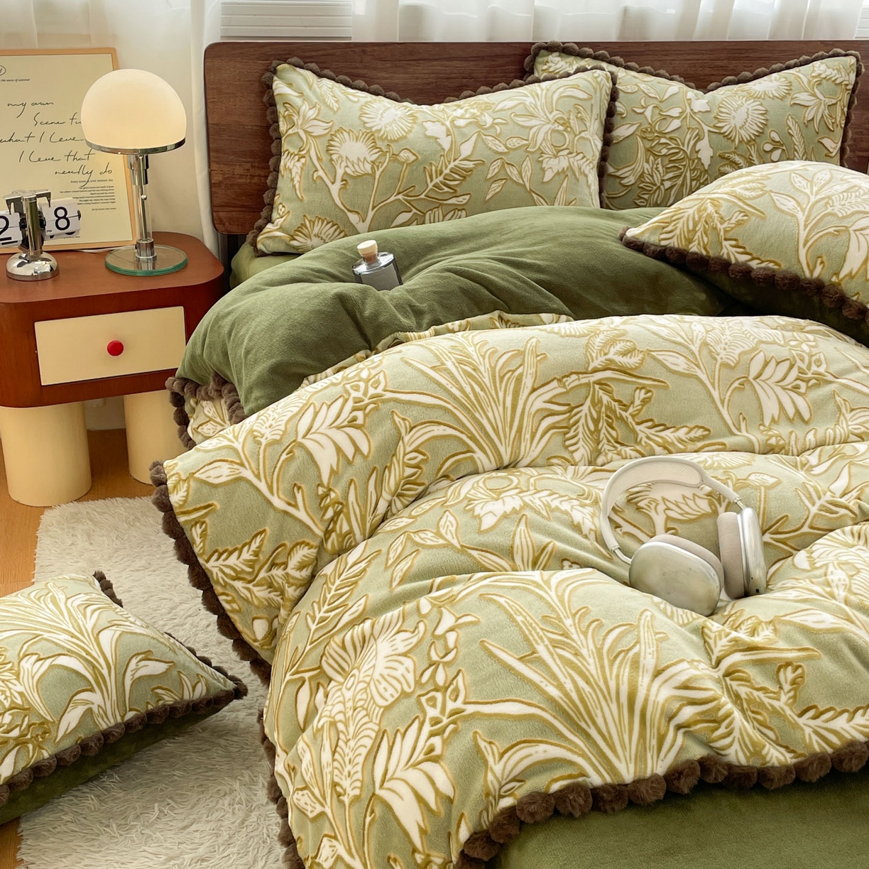 91家纺网 家纺一手货源 找家纺 羚羊语家纺 2025新款230克全消光雕花绒牛奶绒兔毛球四件套轻奢风立体着色烂花牛奶绒提花加厚保暖床单床笠三件套 蜜绒绒-山岚色