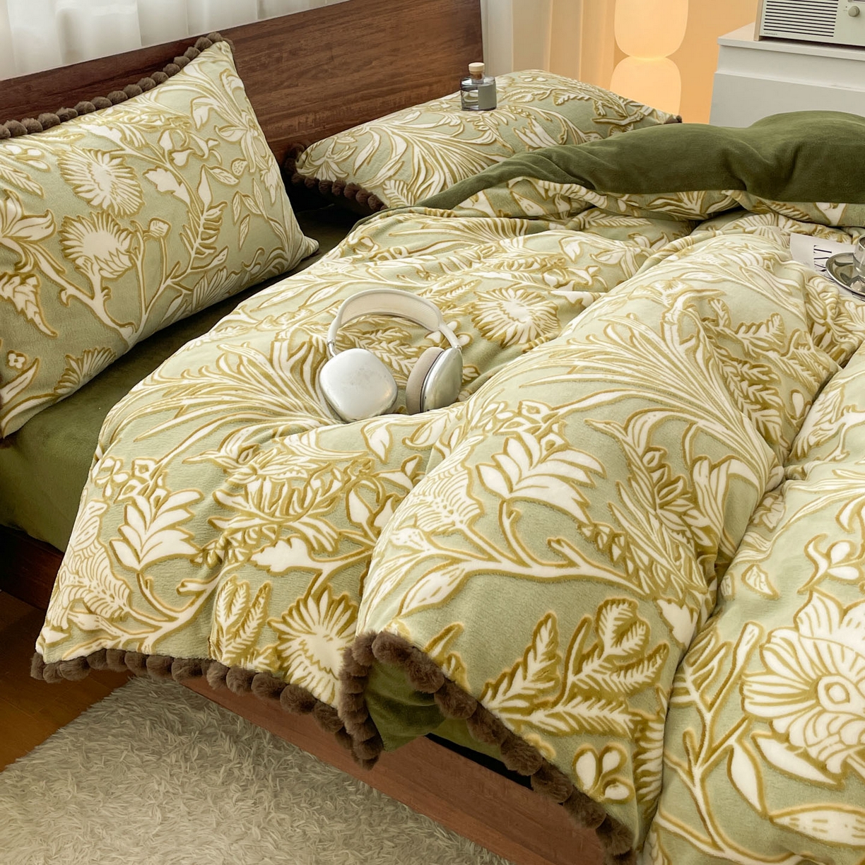 91家纺网 家纺一手货源 找家纺 羚羊语家纺 2025新款230克全消光雕花绒牛奶绒兔毛球四件套轻奢风立体着色烂花牛奶绒提花加厚保暖床单床笠三件套 蜜绒绒-山岚色