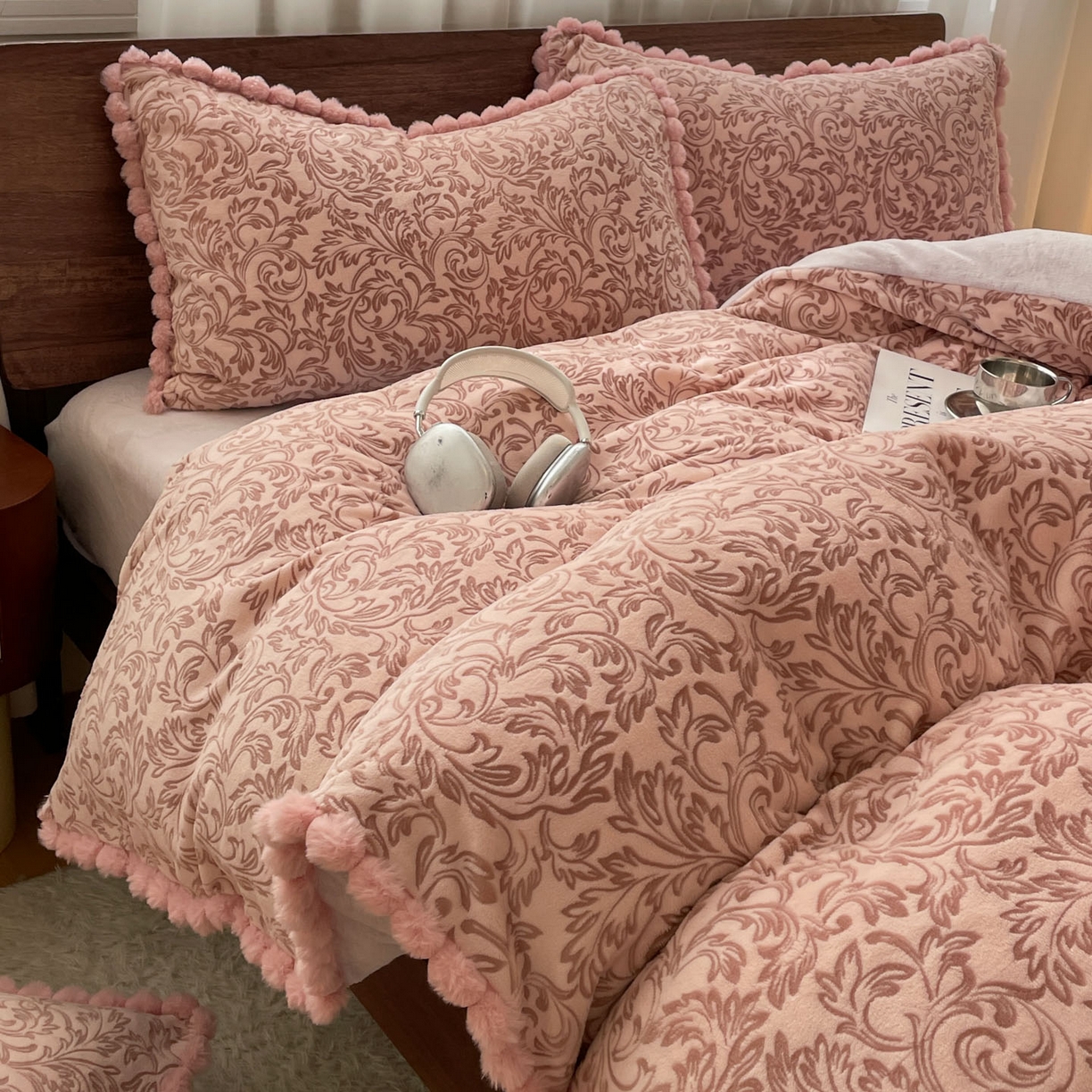 91家纺网 家纺一手货源 找家纺 羚羊语家纺 2025新款230克全消光雕花绒牛奶绒兔毛球四件套轻奢风立体着色烂花牛奶绒提花加厚保暖床单床笠三件套 蜜绒绒-香雪粉