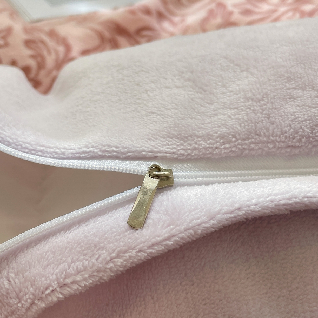 91家纺网 家纺一手货源 找家纺 羚羊语家纺 2025新款230克全消光雕花绒牛奶绒兔毛球四件套轻奢风立体着色烂花牛奶绒提花加厚保暖床单床笠三件套 蜜绒绒-香雪粉