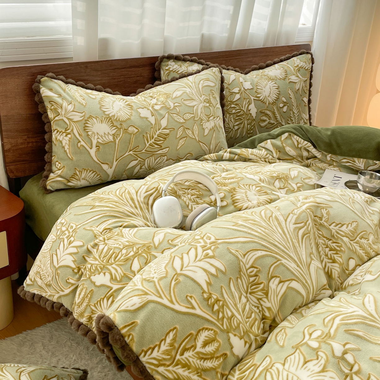 91家纺网 家纺一手货源 找家纺 羚羊语家纺 2025新款230克全消光雕花绒牛奶绒兔毛球四件套轻奢风立体着色烂花牛奶绒提花加厚保暖床单床笠三件套 蜜绒绒-山岚色