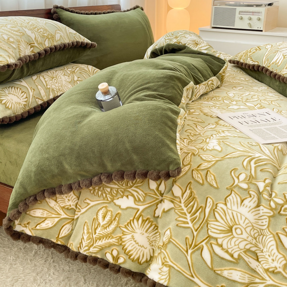 91家纺网 家纺一手货源 找家纺 羚羊语家纺 2025新款230克全消光雕花绒牛奶绒兔毛球四件套轻奢风立体着色烂花牛奶绒提花加厚保暖床单床笠三件套 蜜绒绒-山岚色