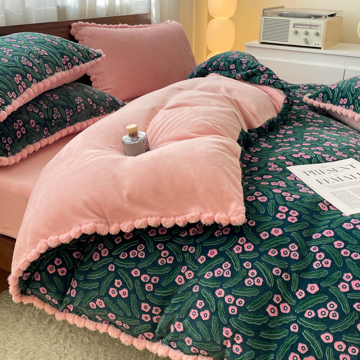 91家纺网 家纺一手货源 找家纺 羚羊语家纺 2025新款230克全消光雕花绒牛奶绒兔毛球四件套轻奢风立体着色烂花牛奶绒提花加厚保暖床单床笠三件套 蜜绒绒-月华韵