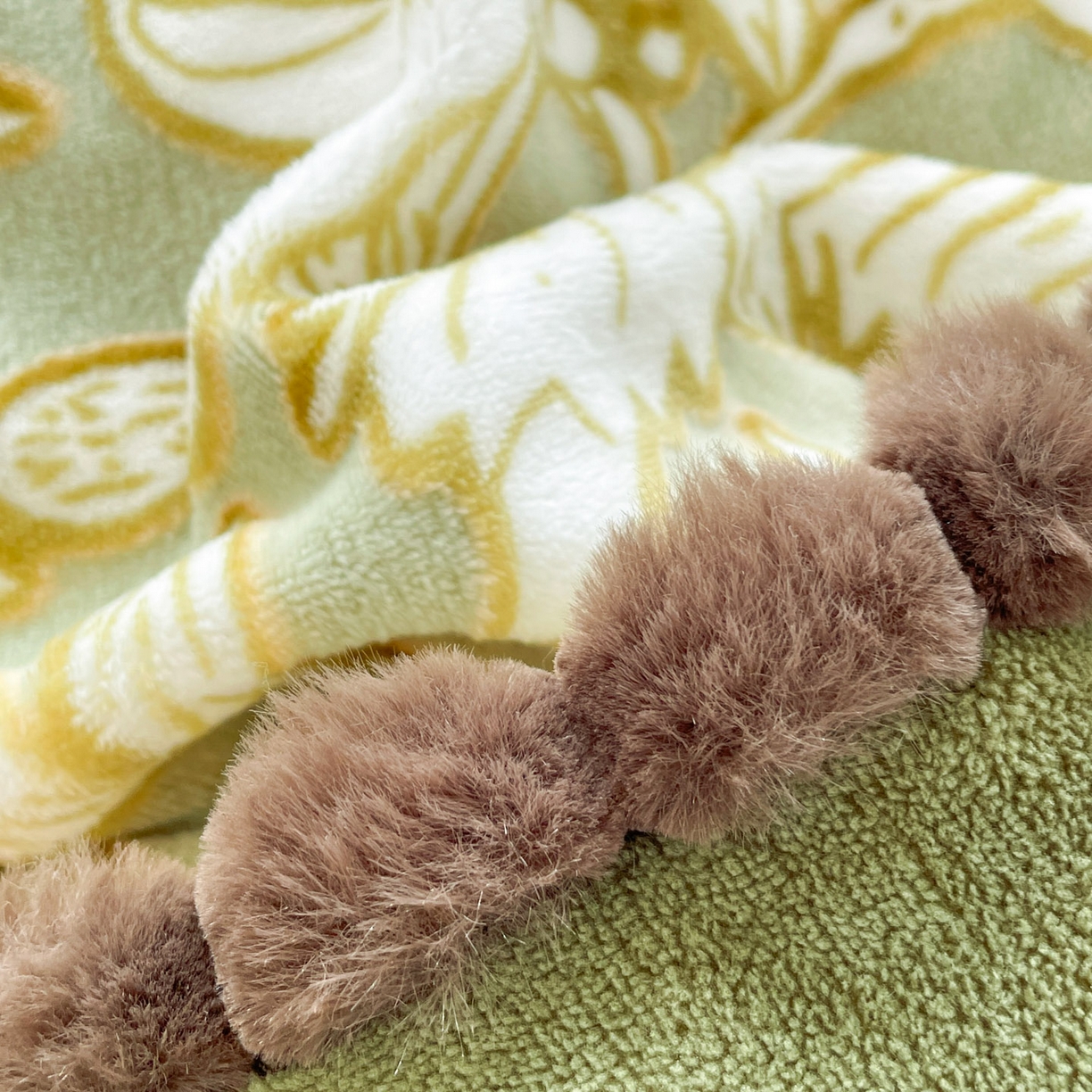 91家纺网 家纺一手货源 找家纺 羚羊语家纺 2025新款230克全消光雕花绒牛奶绒兔毛球四件套轻奢风立体着色烂花牛奶绒提花加厚保暖床单床笠三件套 蜜绒绒-山岚色